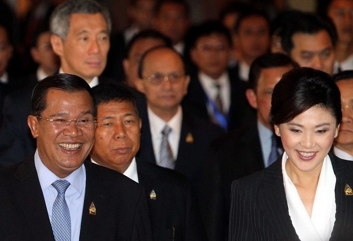 Thủ tướng nước chủ nhà Hunsen cười rất tươi khi đi cạnh người đồng cấp đến từ Thái Lan